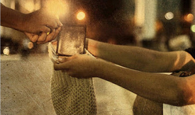 Cho cậu bé nghèo một cốc sữa bò, không ngờ hơn 20 năm sau gặp lại…