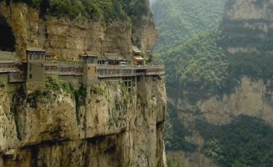 Bí mật của chiếc áo cà sa