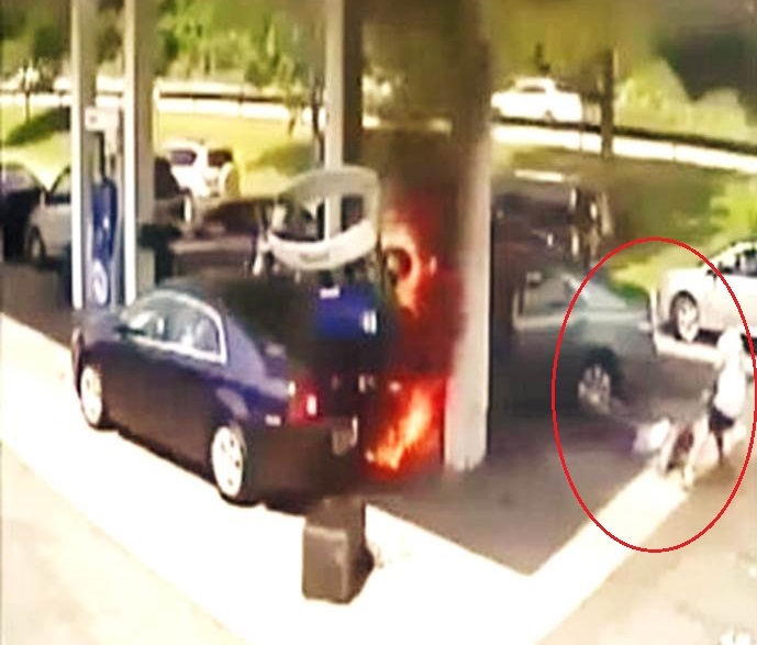 Người cảnh sát bất chấp nguy hiểm chạy vào trạm xăng đang bốc cháy để cứu người gặp nạn (video)
