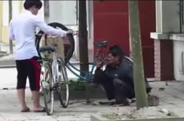 Thử lòng bác vá xe đạp và cái kết cảm động
