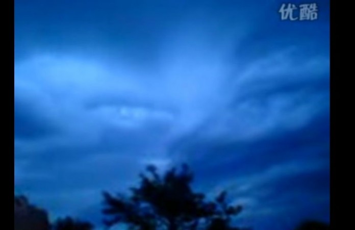Kỳ diệu đám mây nhìn giống đôi mắt Thần từ trên trời quan sát nhân thế-Video