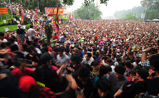 Hỗn loạn ở đền Hùng và xếp hàng sau động đất ở Nhật