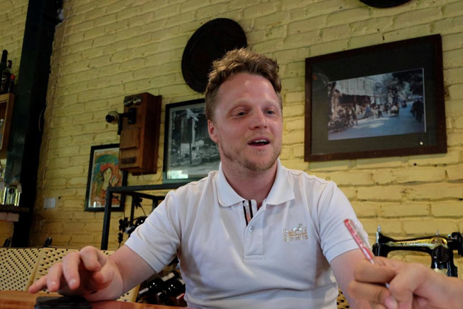 ‘Ông Tây’ không biết muốn nhặt rác phải…xin phép chính quyền