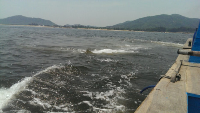 Phát hiện vệt nước đen bất thường cách biển Vũng Áng 20 km