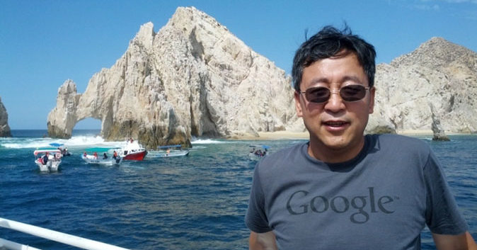 Kỹ sư quản trị mạng của Google khỏi bệnh đau đầu nhờ Pháp Luân Công