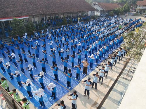 Indonesia: Giáo viên, học sinh trường công lập luyện Pháp Luân Công