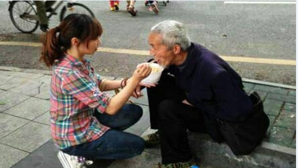 Lòng tốt của cô gái với ông cụ đi lạc được đền đáp một cách xứng đáng