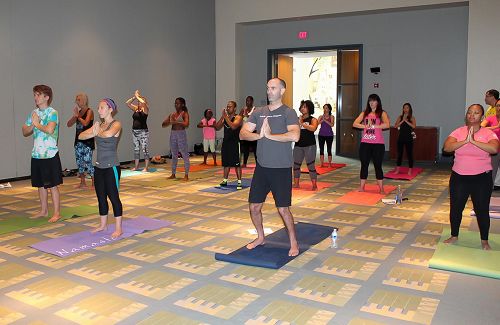 Washington, DC: Pháp Luân Công mang đến “trải nghiệm tuyệt diệu” tại Triển lãm Yoga