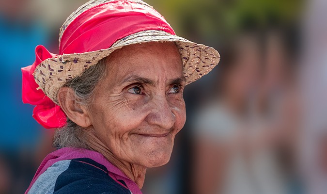 Một bà già bằng ba Tiến sĩ