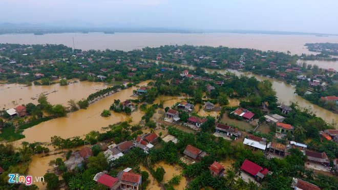 Dân uống nước sông sau 4 ngày bị lũ cô lập