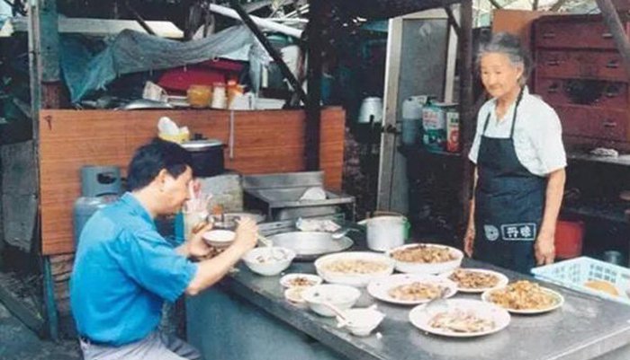 Hai nghìn người đã đến để tiễn đưa Bà cụ bán cơm với lòng biết ơn sâu sắc