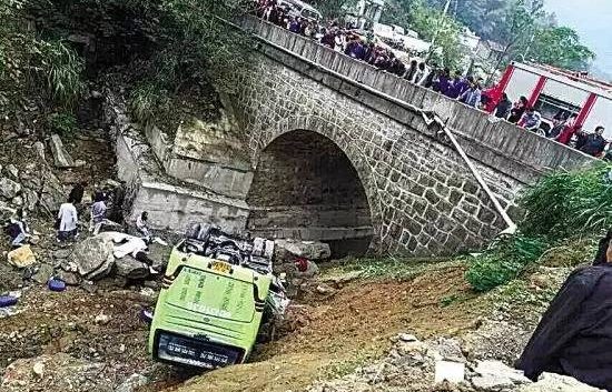 Nhìn thấy hồn ma, cậu bé khóc lóc đòi xuống xe và cứu được bà ngoại