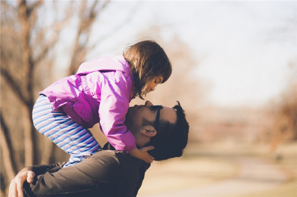 Con gái nhỏ chỉ dẫn cha ‘cách làm một người cha tốt’ được nhiều người chia sẻ