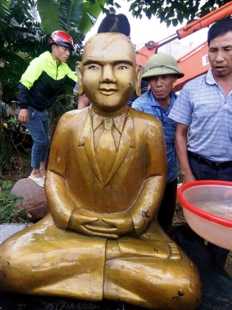 Phát hiện bức tượng ngồi thiền mặc áo vest lạ tại Thanh Hóa
