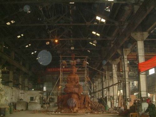 Những vầng sáng thần kì bao quanh tượng Phật đang xây, chúng là gì?