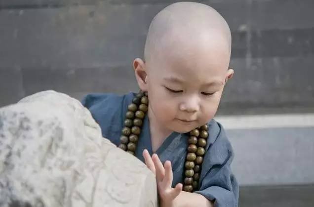 ‘Tiểu hòa thượng bán đá’ – câu chuyện về giá trị nhân sinh