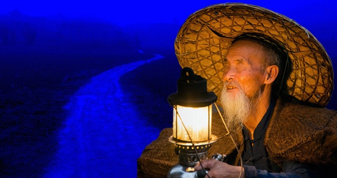 Vì sao một ông lão mù lại phải cần tới chiếc đèn dầu khi đi vào ban đêm?