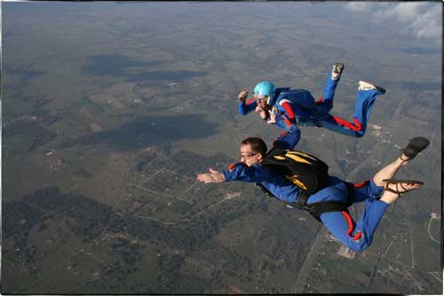 Máy bay rơi, linh mục già nhường cậu bé chiếc dù duy nhất, nhưng cả 2 bất ngờ thoát chết vì sao?