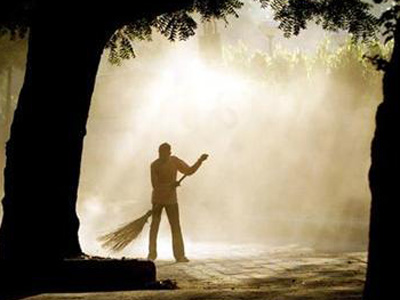 Bài học cuộc sống: Cái kết bất ngờ của nữ giám đốc khi khinh thường ông lão quét rác