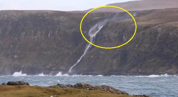 Thác nước ở Scotland đột nhiên chảy ngược lên trời