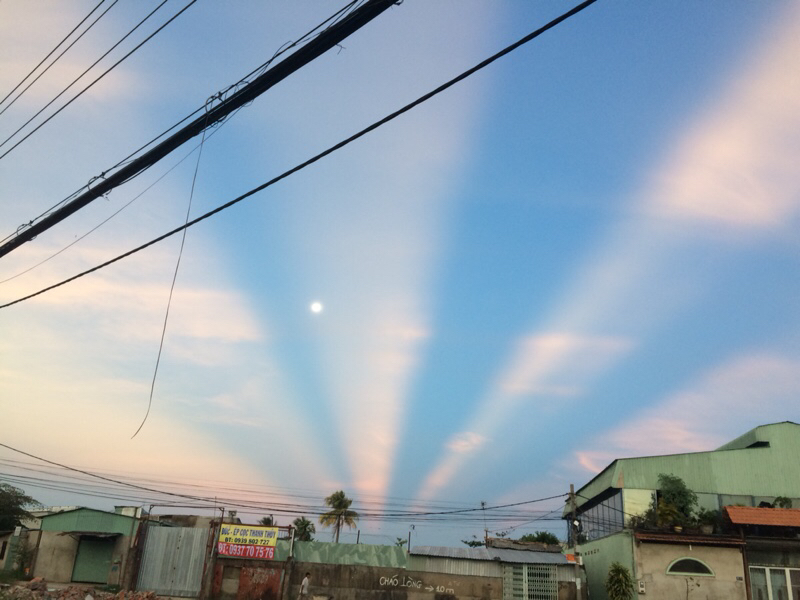 Video những vệt sáng lạ xuất hiện trên bầu trời Sài Gòn