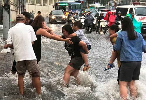 Trẻ la khóc, người già cầu cứu trong nước ngập cuồn cuộn ở TP HCM