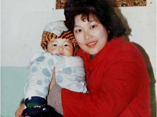 Bà mẹ vĩ đại kiên trì suốt 29 năm nuôi con trai bại não vào Đại học Harvard