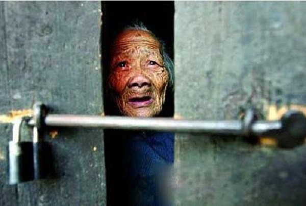 Nhân quả báo ứng: Nàng dâu cho mẹ chồng uống nước rửa chân, cuối cùng núp trong nhà cũng bị sét đánh chết