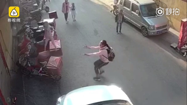 Nhiều người thờ ơ, Chỉ có nữ sinh lớp 6 chạy tới đỡ đứa bé 2 tuổi rơi xuống từ tầng 3