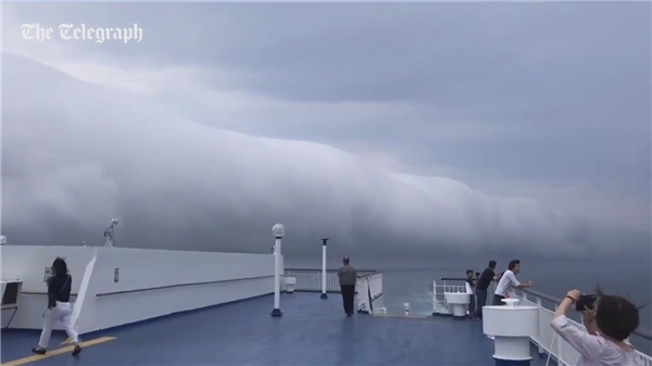 Dân Nhật thích thú xem mây cuộn khổng lồ vắt ngang Thái Bình Dương