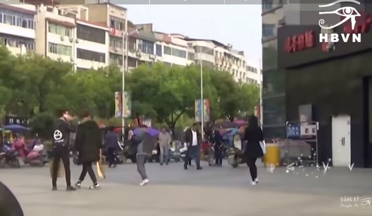 Video: Đám đông vô cảm nhìn trẻ em bị bắt cóc giữa phố gây phẫn nộ