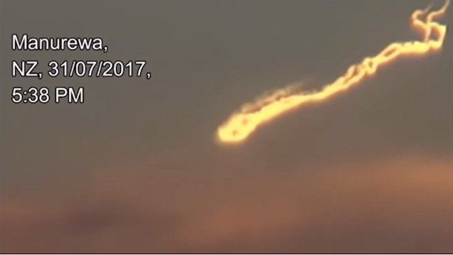 Vật thể bí ẩn bốc cháy tạo thành vệt lửa dài trên bầu trời ở New Zealand
