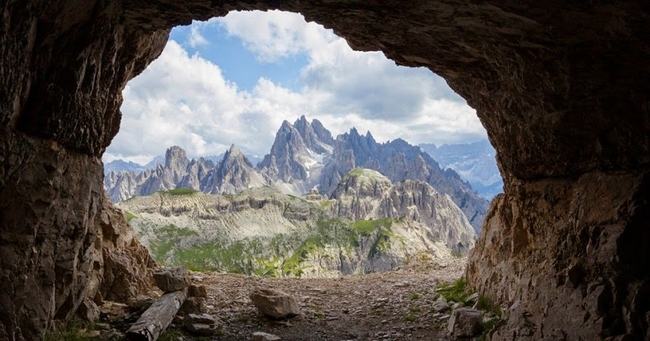 Kỳ bí hang động có lực hấp dẫn, mọi thứ đi ngang qua đều bị hút vào trong