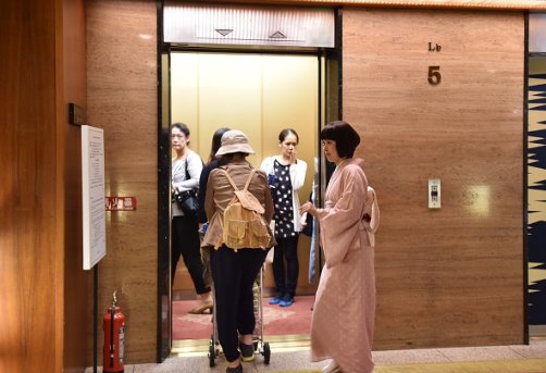 Người Trung Quốc “bị sốc nặng” khi đi thang máy ở Nhật