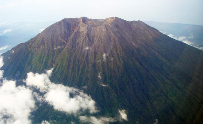 Thảm họa: 34.000 người dân Indonesia sơ tán vì sợ núi lửa phun trào