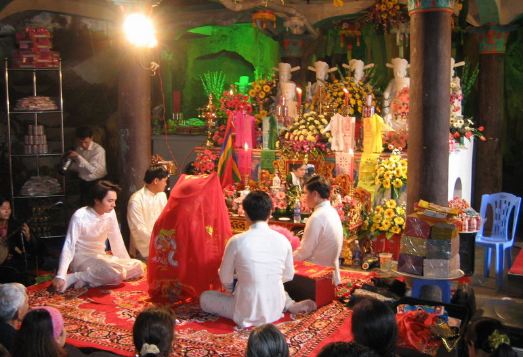 ‘Bà đồng’ nổi tiếng xa cửa Điện, duyên lành may mắn gặp Phật ân