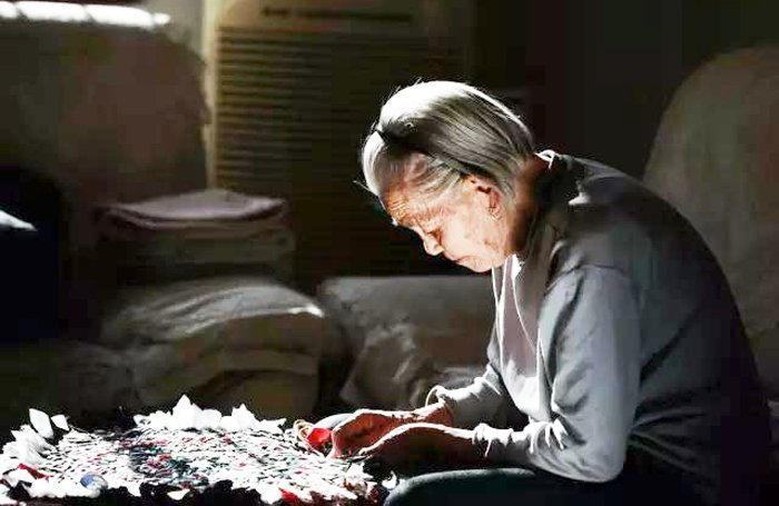 Ba bữa cơm chan nước mắt, mẹ già mới tìm được đứa con để trao tín vật gia truyền