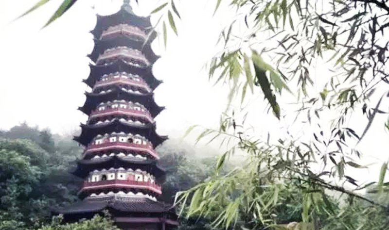 Xây Phật tháp tích công đức, được tăng nhân giúp đem người con “đã mất’ trở về