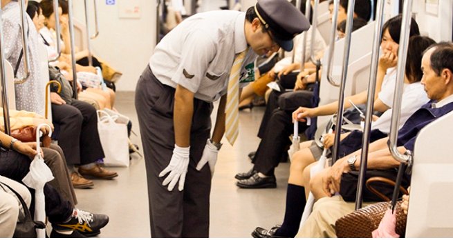 Cúi chào để làm người cao quý, để trân trọng người khác và chính mình