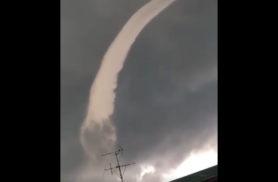 Nhật Bản: Xuất hiện mây hình ống kỳ lạ, trông giống một con rồng trên bầu trời