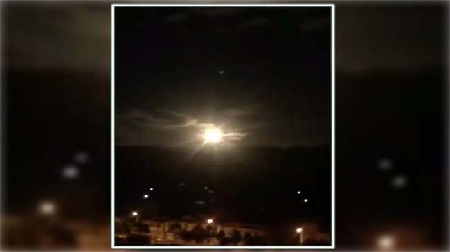 Ba sao băng đồng thời phát nổ trên bầu trời Trung Quốc