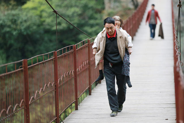 Con trai hiếu thảo cõng mẹ 80 tuổi bại liệt đi khắp nơi tìm việc