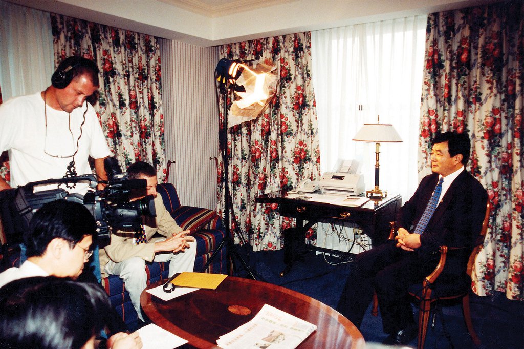 Buổi phỏng vấn độc quyền của đài truyền hình Tân Đường Nhân với ông Lý Hồng Chí