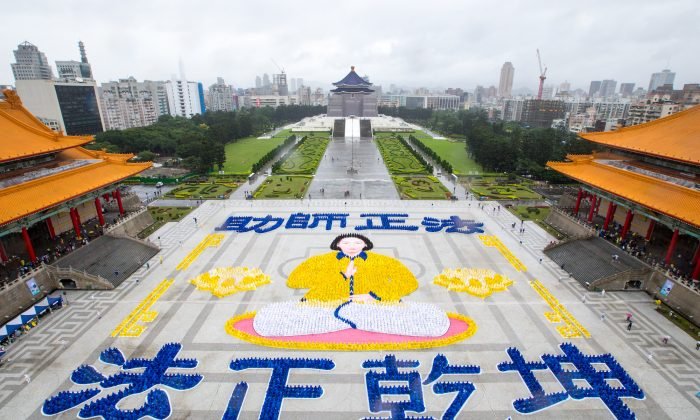 6.400 học viên Pháp Luân Công tại Đài Loan xếp chữ trong mưa gió làm cảm động du khách