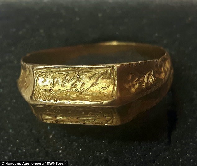 Đào được nhẫn vàng cổ trị giá cả chục nghìn USD trên cánh đồng