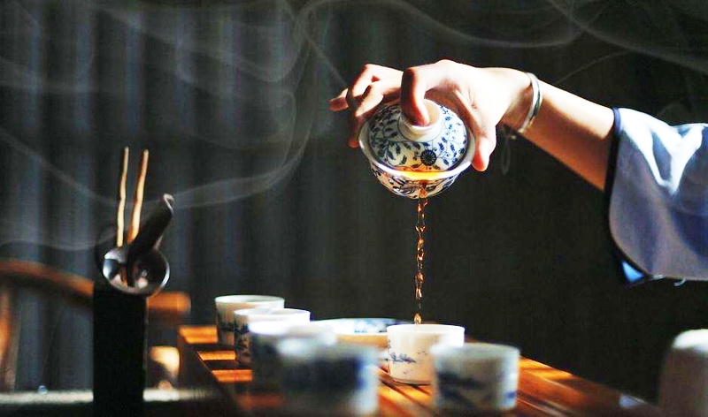 Chuyện hai người bạn già thưởng trà và triết lý nhân sinh đầy sâu sắc