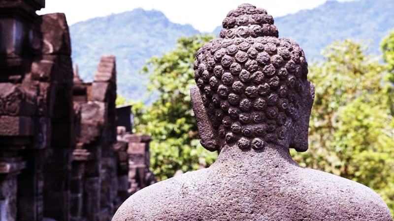 Quân sĩ dùng 30 con trâu cũng không lật đổ được tượng Phật