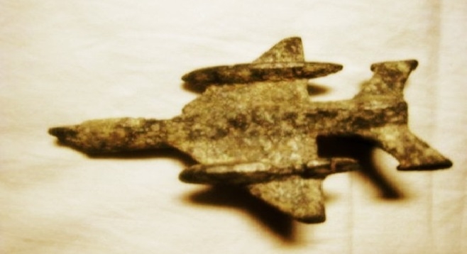 Máy bay vàng ròng B52 xuất hiện trong hang động cổ dài hơn 4.000km