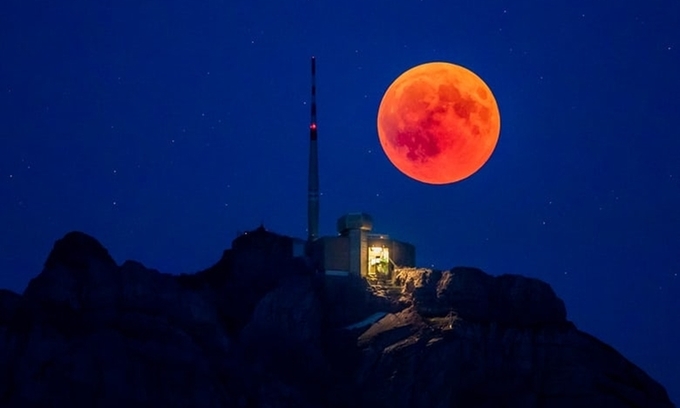‘Trăng máu’ thắp sáng bầu trời trong nguyệt thực dài nhất thế kỷ