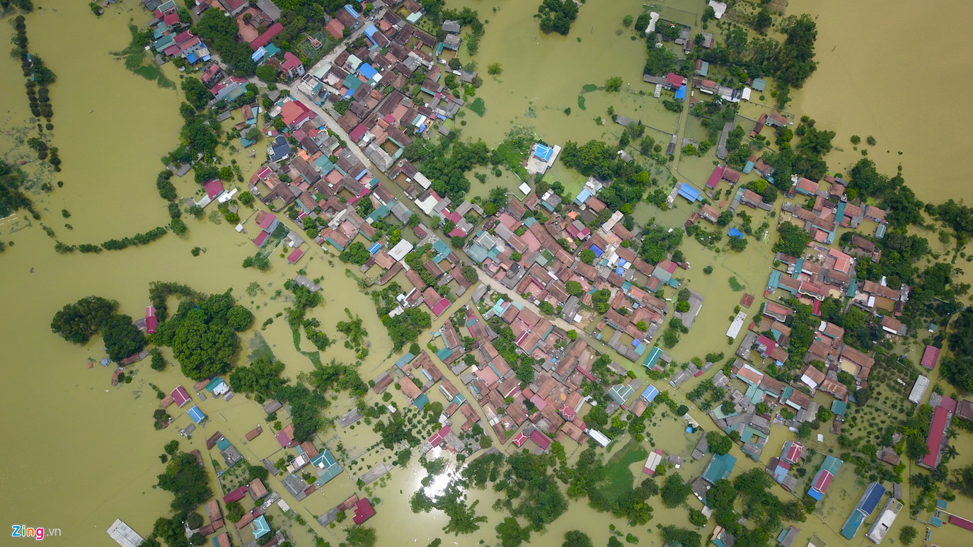 Hơn 800 hộ ở Hà Nội vẫn bị cô lập trong nước lũ, dân bơi trước cửa nhà